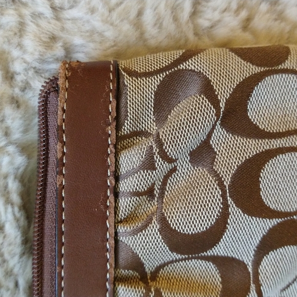 GUC Coach wristlet. - Picture 7 of 8